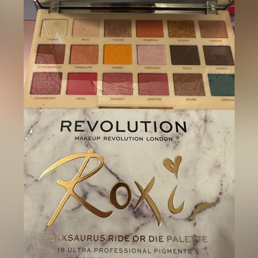 Roxi Revolution eyeshadow pallet